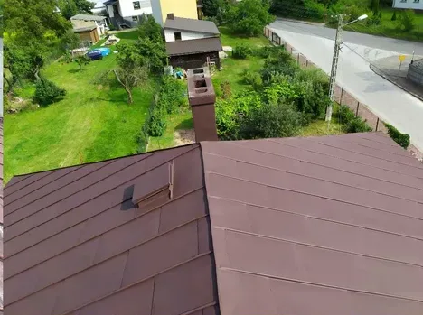 Wykończony dach z blachy trapezowej po malowaniu