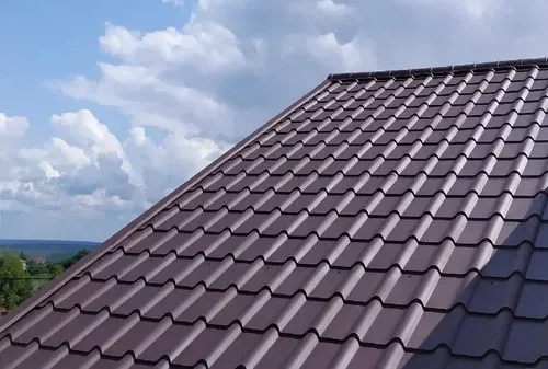 Efekt renowacji i malowania dachu z blachodachówki