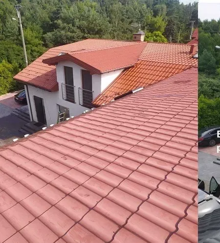 Dach z blachodachówki w starym, wyblakłym czerwonym kolorze