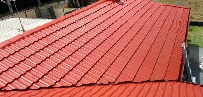 Dachówka ceramiczna po renowacji farbą okrętową