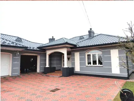 Efekt końcowy malowania elewacji i dachu domu jednorodzinnego