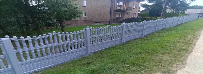 Ogrodzenie betonowe po ciśnieniowym umyciu i zaimpregnowaniu na szaro