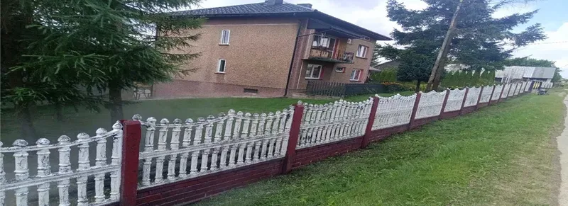 Ogrodzenie betonowe brudne i pokryte glonami