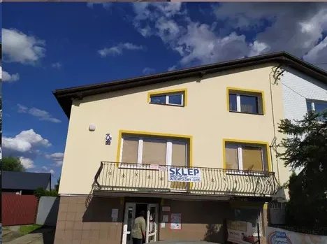 Zrewitalizowana elewacja i dach budynku handlowego